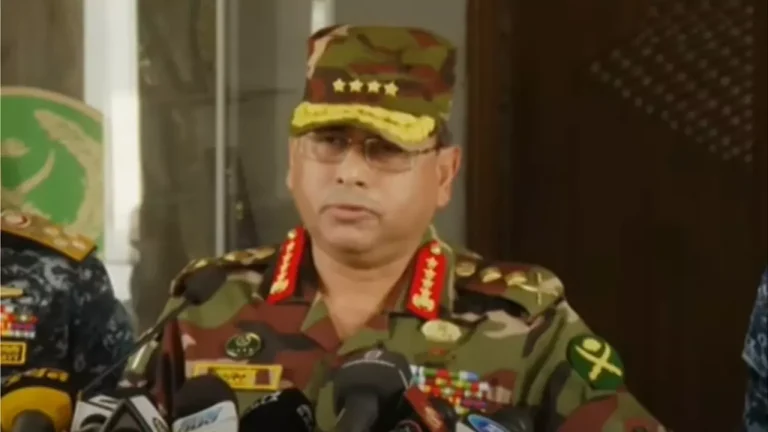 সেনাবাহিনী মাঠে আছে, নির্ভয়ে পূজামণ্ডপে যাবেন: সেনাপ্রধান
