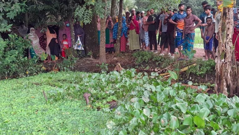 বরিশালে ডোবা থেকে অজ্ঞাত ব্যক্তির লাশ উদ্ধার