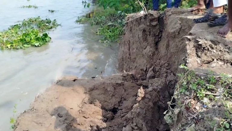 দুমকীতে পায়রার ভাঙনে নিঃস্ব শত পরিবার, বাড়িঘর ছাড়ছে মানুষ
