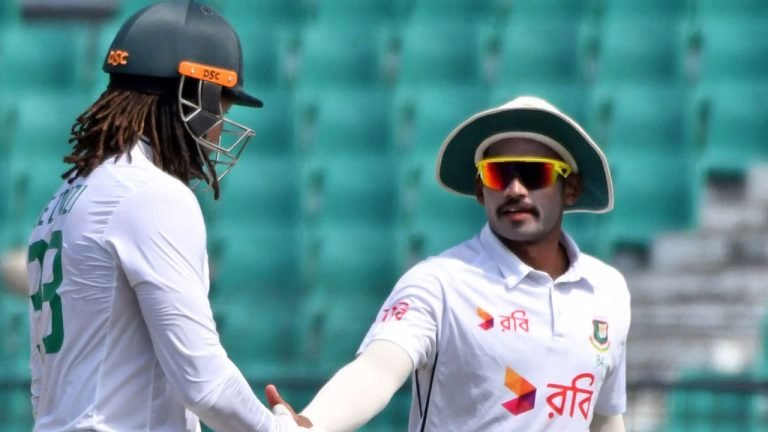 চারশ পেরিয়ে লাঞ্চে প্রোটিয়ারা