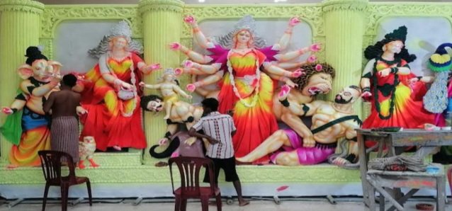 দুমকিতে ১১ মন্ডপে চলছে দুর্গাপূজার শেষ মুহুর্তের প্রস্তুতি