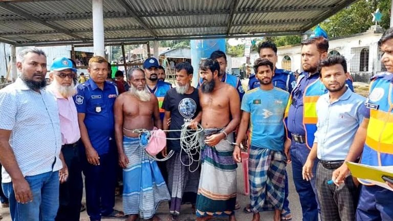 নিষেধাজ্ঞা অমান্য করায় পটুয়াখালীতে চার জেলে গ্রেপ্তার
