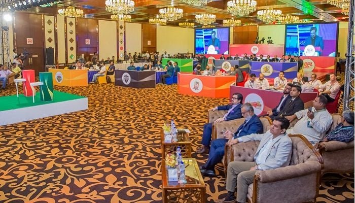 তারকাময় বরিশাল, চমক ঢাকারও