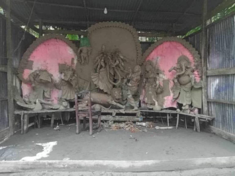 বরিশালে দুর্গাপূজা মণ্ডপের ৩টি প্রতিমা ভাঙচুর,ওসি প্রত্যাহার