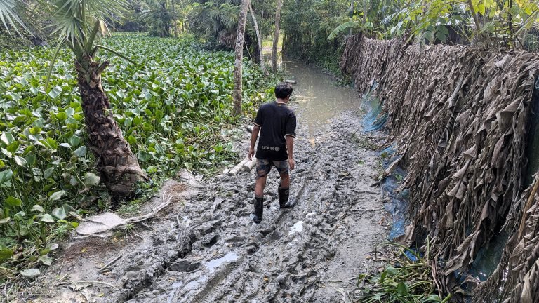 দুর্ভোগের শেষ নেই, এখনও কাঁচা রয়েছে গুরুত্বপূর্ণ সড়ক