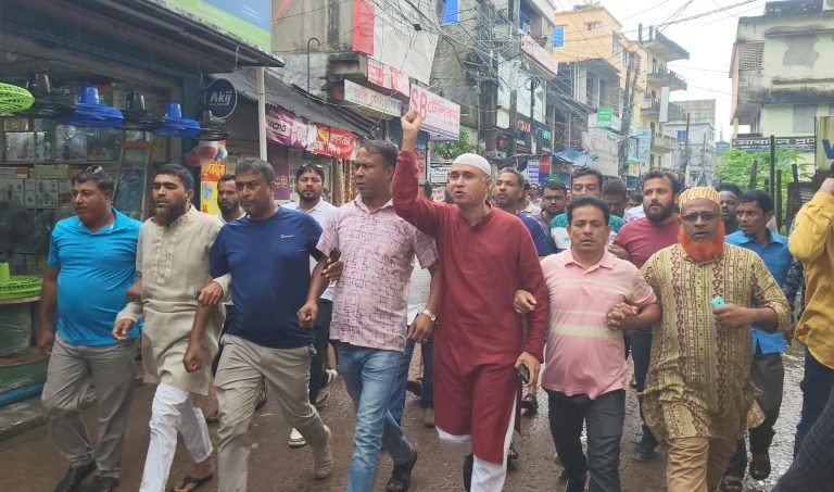 পটুয়াখালীতে বৃষ্টি উপেক্ষা করে বিএনপির বিক্ষোভ ও প্রতিবাদ মিছিল