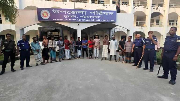 দুমকিতে ইলিশ শিকারের বাঁধা দেয়ায় প্রশাসনের ওপর হামলা, ১৮ জেলে আটক