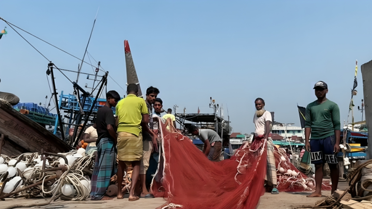 পটুয়াখালীর জেলেদের মাছ ধরার প্রস্তুতি: সমুদ্র নিষেধাজ্ঞার সমাপ্তির পথে
