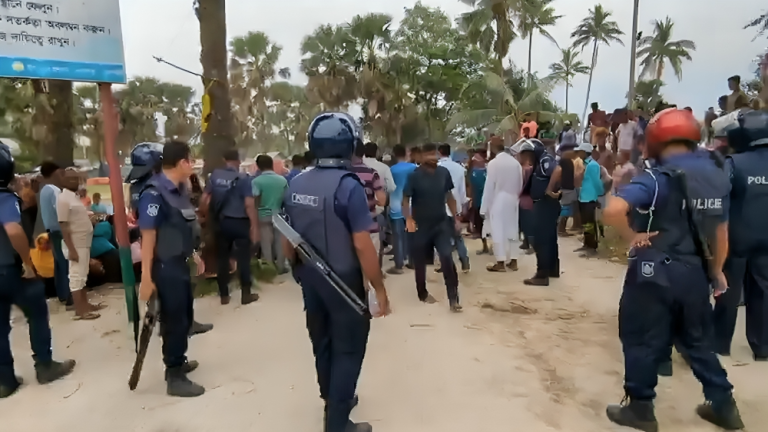 কুয়াকাটায় অবৈধ স্থাপনা উচ্ছেদে বাধা, উত্তেজনা সামাল দিলো প্রশাসন