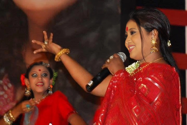 আমেরিকা থেকে ঢাকায় ফিরছেন সংগীত তারকা বেবী নাজনীন