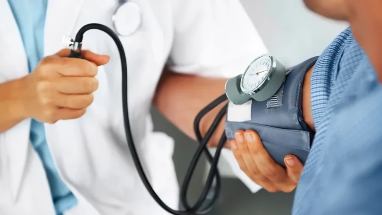নিয়মিত রক্তচাপ মাপার পরামর্শ দিলেন চিকিৎসক