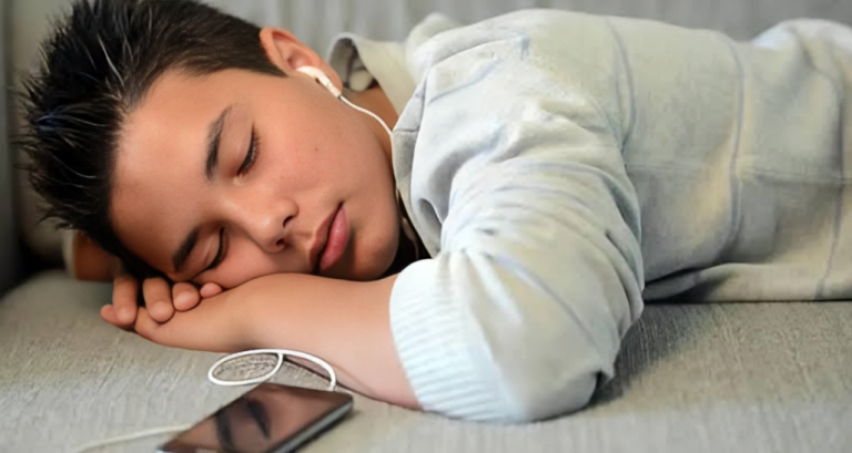 ঘুমের আগে মোবাইল ব্যবহার বন্ধে সতর্কতা