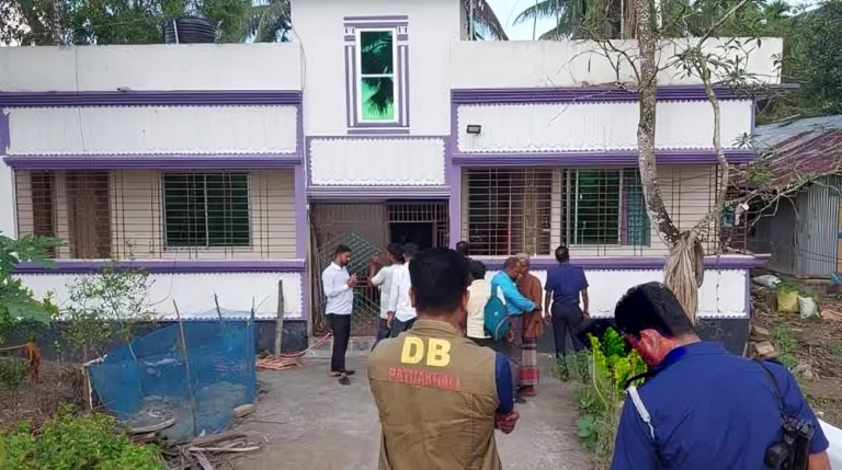 পটুয়াখালী সদর উপজেলার বদরপুরে পুলিশের কর্মকর্তার বাড়িতে ভয়াবহ ডাকাতি, আহত দুইজন
