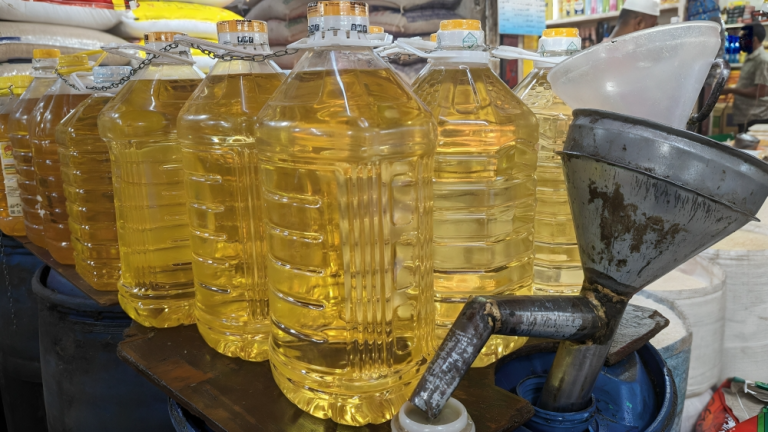 খোলা সয়াবিন তেলের দাম বাড়ায় বিপাকে সাধারন ক্রেতারা