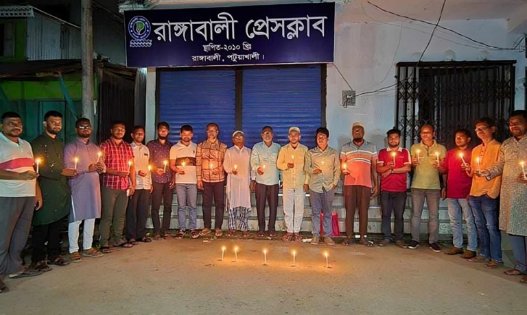 রাঙ্গাবালীতে সিডরের স্মরণে মোমবাতি প্রজ্জ্বলন