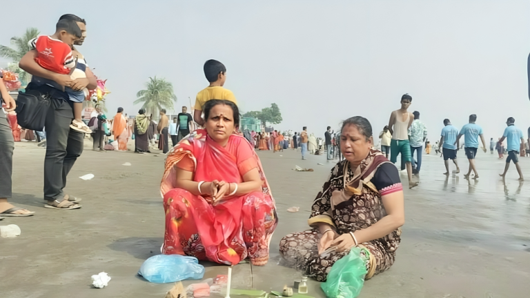 কুয়াকাটায় সাগরে পূজা করে পুণ্যস্নানের মধ্য দিয়ে শেষ হলো রাসমেলা
