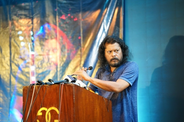 নগরবাউল জেমসের গান মাতাবে রিয়াদের মঞ্চে