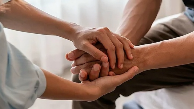 আত্মহত্যার ঝুঁকিতে প্রিয়জন? করণীয় জানালেন সাইকোলজিস্ট