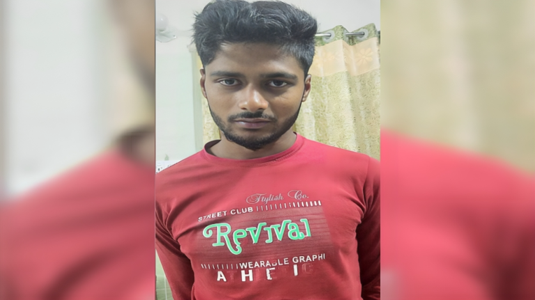 বরগুনায় বিদ্যালয়ে ঢুকে ছাত্রীকে কুপিয়ে আহত