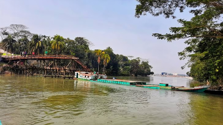 লেবুখালী ভাড়ানী খালের ভাঙা ব্রিজের কারণে শিক্ষার্থীদের চরম দুর্ভোগ