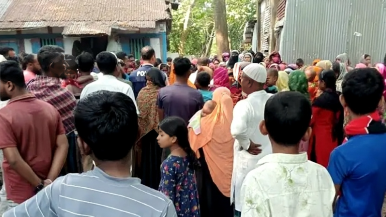 মহিপুরে নসিমন উল্টে গৃহবধূর মৃত্যু