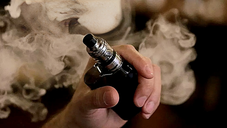 ভেপিং: সিগারেট ছাড়ার সমাধান নাকি নতুন ঝুঁকি?