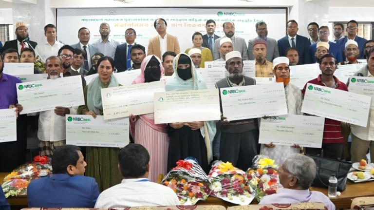 বরগুনায় প্রান্তিক মানুষদের মাঝে ঋণ বিতরণ