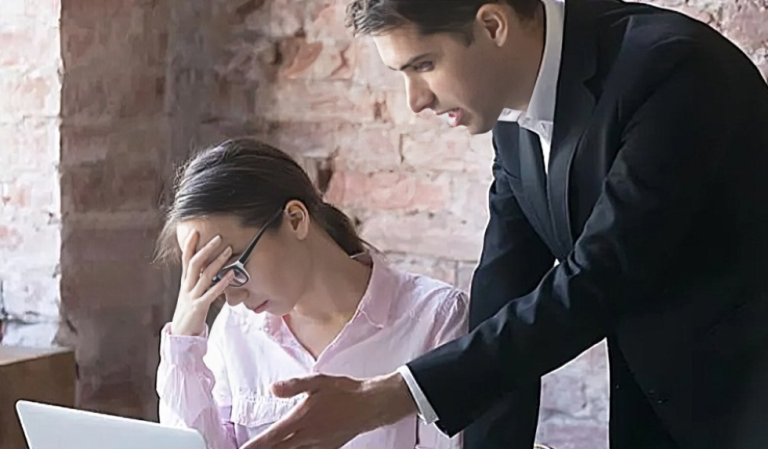 খারাপ বসের অধীনে কাজ: কর্মজীবনে বিপদ