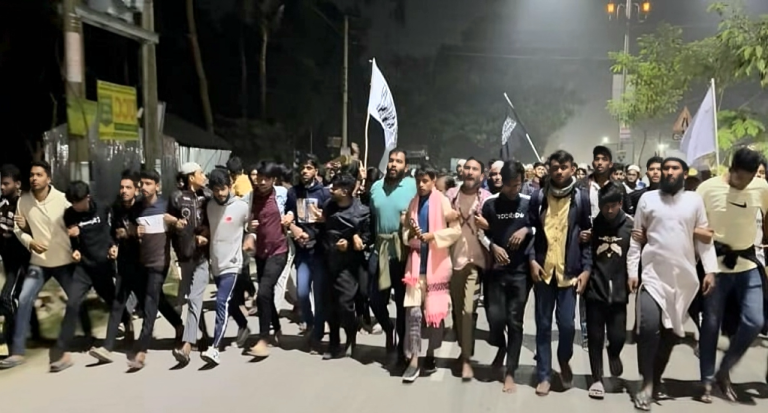 পটুয়াখালীতে মশাল মিছিল: ইসকন নিষিদ্ধের দাবি সাধারণ শিক্ষার্থীদের
