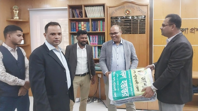 পটুয়াখালী জেলা প্রশাসকের কাছে ৪০০ কম্বল হস্তান্তর