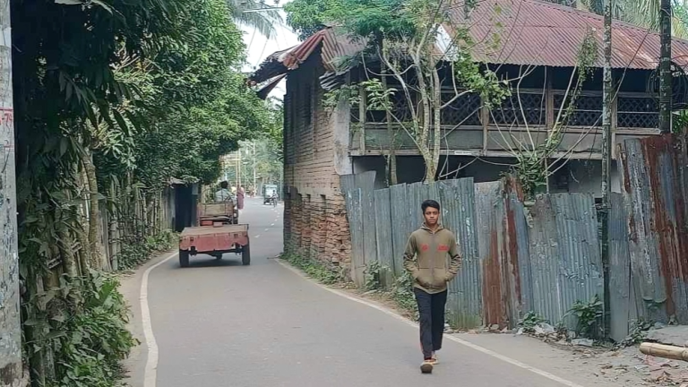 কাউখালীতে রাস্তার ওপর বাড়ির কারণে সড়ক দুর্ঘটনা, দ্রুত অপসারণের দাবি