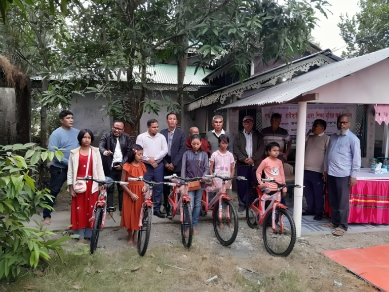 রাখাইন পরিবারে সহায়তা: পটুয়াখালীতে নতুন দৃষ্টান্ত