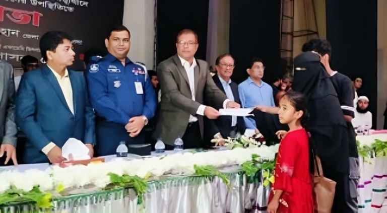ভোলায় স্মরণ সভায় শহীদ পরিবারকে অর্থ সহায়তা