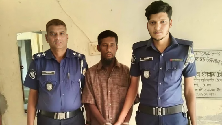 ২৭ বছর পর অসুস্থ মাকে দেখতে এসে গ্রেপ্তার হলেন যাবজ্জীবন সাজাপ্রাপ্ত আসামি
