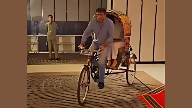 ঢাকায় স্ত্রীকে নিয়ে রিকশা চালালেন পাকিস্তানের হাইকমিশনার