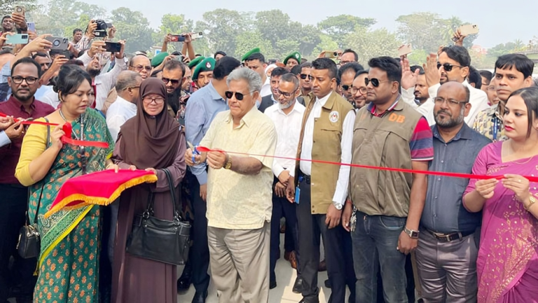 বেনাপোলে কার্গো ভেহিকেল টার্মিনাল উদ্বোধন করলেন উপদেষ্টা সাখাওয়াত