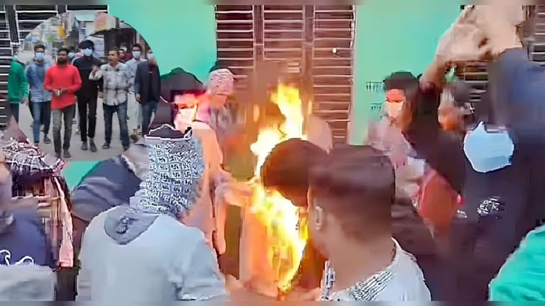 পটুয়াখালীতে ছাত্রলীগের হাতে প্রধান উপদেষ্টার কুশপুত্তলিকা দাহ