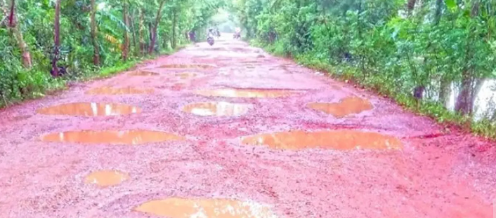 বরগুনায় নির্মাণের ১০ মাসেই সাড়ে ৮ কোটি টাকার সড়কের নাজেহাল