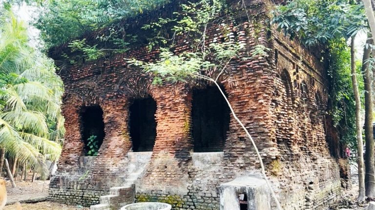 পটুয়াখালীর বাউফলে ধ্বংসের পথে ঘসেটি বেগমের নির্মিত মসজিদ