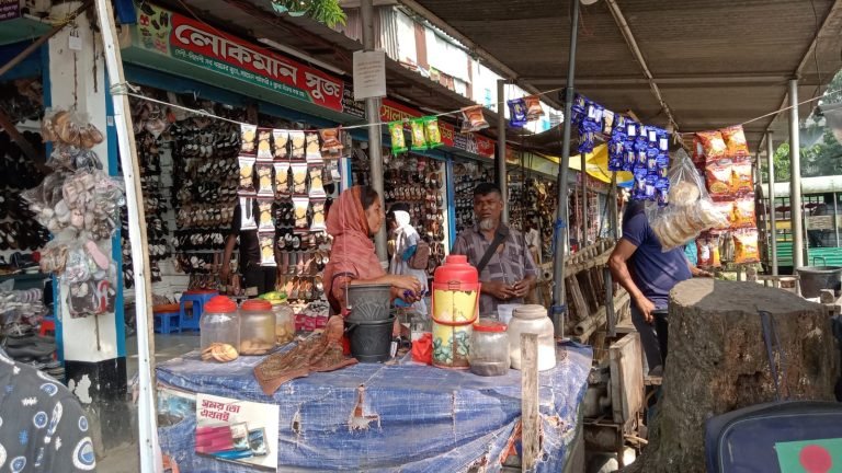 বরিশালে নগর ভবনের পাশে অবৈধ দখলে বৈধ দোকানদারদের ক্ষতি