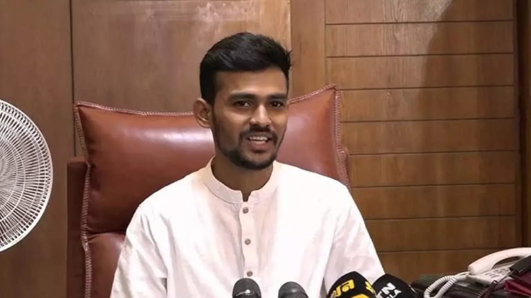 শ্রমিক ছাঁটাইয়ে আইনের প্রয়োগে জোর দিচ্ছেন উপদেষ্টা আসিফ