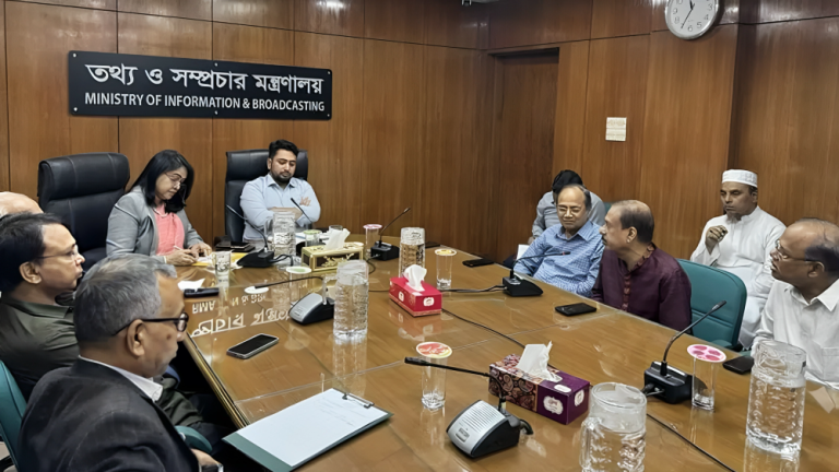 সাংবাদিকদের নির্ভয়ে সংবাদ পরিবেশন করতে বললেন তথ্য উপদেষ্টা