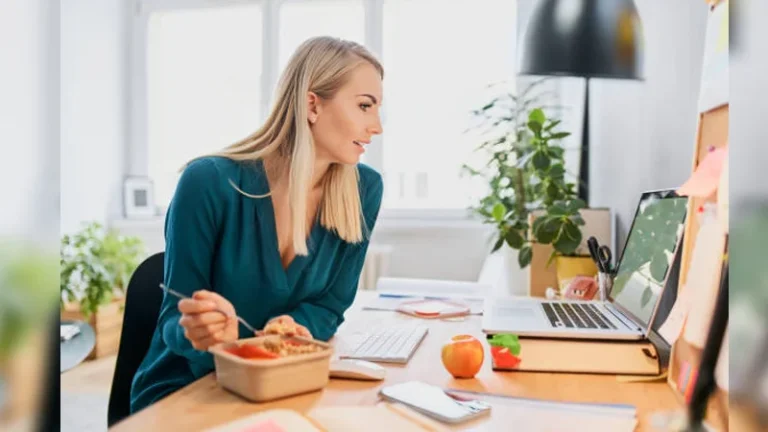 কাজের ফাঁকে ক্ষুধা মেটাতে যেসব স্বাস্থ্যকর খাবার খাবেন