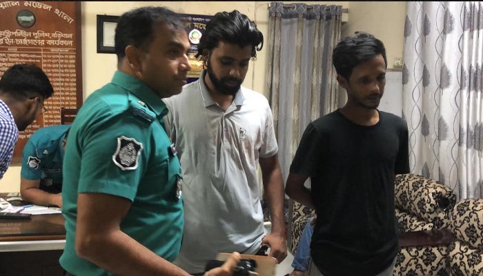 বরিশালে ২ ছাত্রলীগ কর্মীকে আটক করে পুলিশ