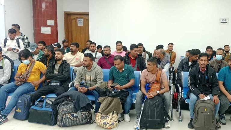 যুদ্ধ প‌রি‌স্থি‌তির কারণে লেবানন থেকে দেশে ফিরেছেন ৭০ বাংলাদে‌শি