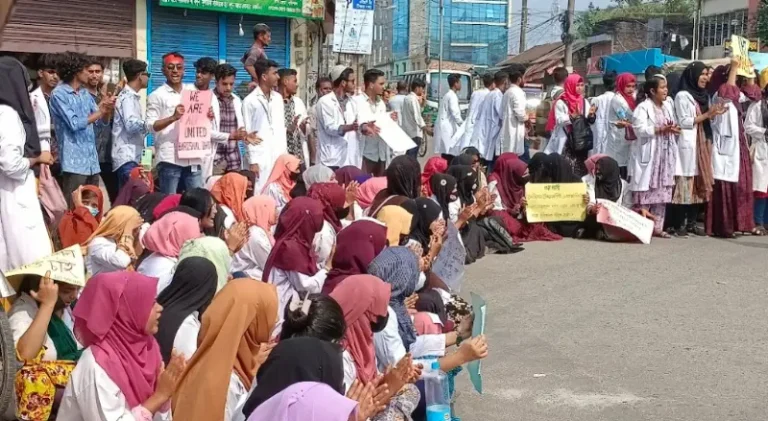 বরিশালে মেডিকেল টেকনোলজিস্ট শিক্ষার্থীদের সড়ক অবরোধ