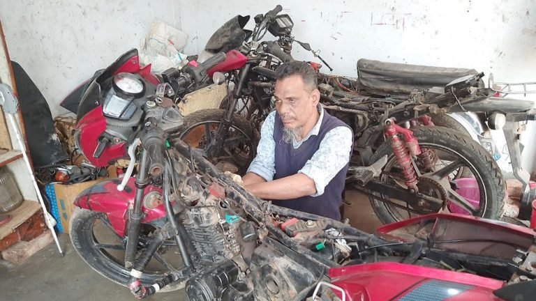 শব্দ শুনে মোটরসাইকেল মেরামত করেন পিরোজপুরের দৃষ্টিশক্তিহীন হোসেন আলী