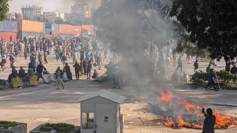 উত্তাল পাকিস্তান,  গুলিতে নিহত ৪২