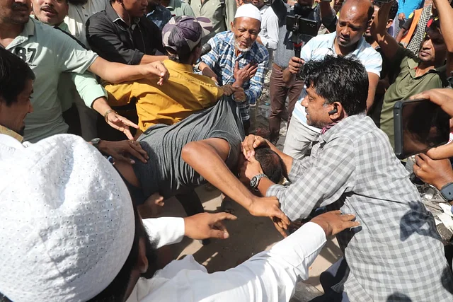 আওয়ামী লীগ কার্যালয়ের সামনে কয়েকজনকে বেধড়ক পিটুনি