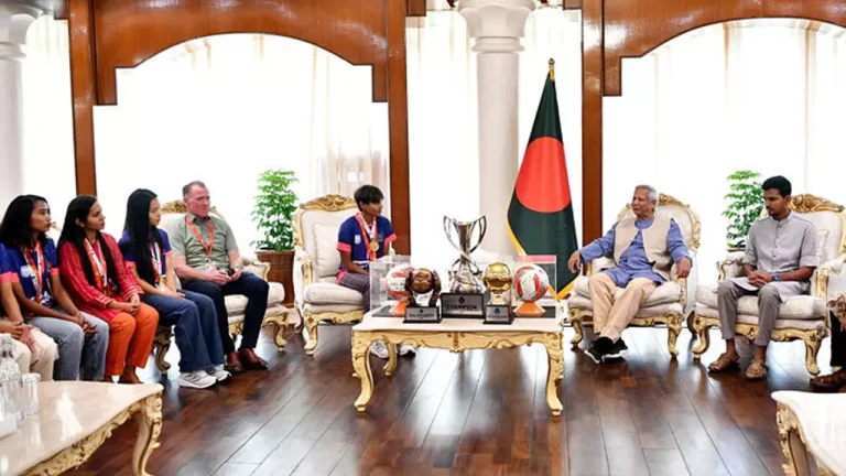 দেশের মানুষ সাফল্য চায়, তোমরা তা এনে দিয়েছ: প্রধান উপদেষ্টা